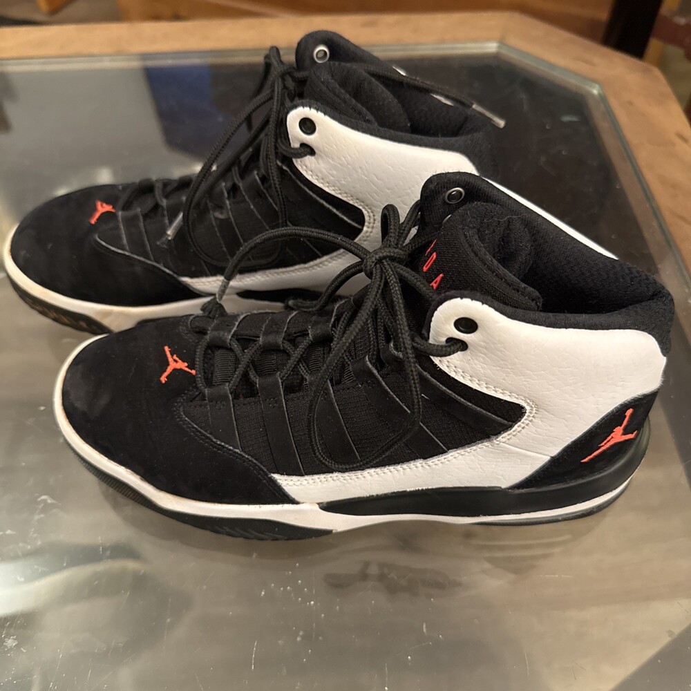 Nike Air Jordan Max Aura 4 Boys Size 6Y Black White Shoes Sneakers AQ9214-101